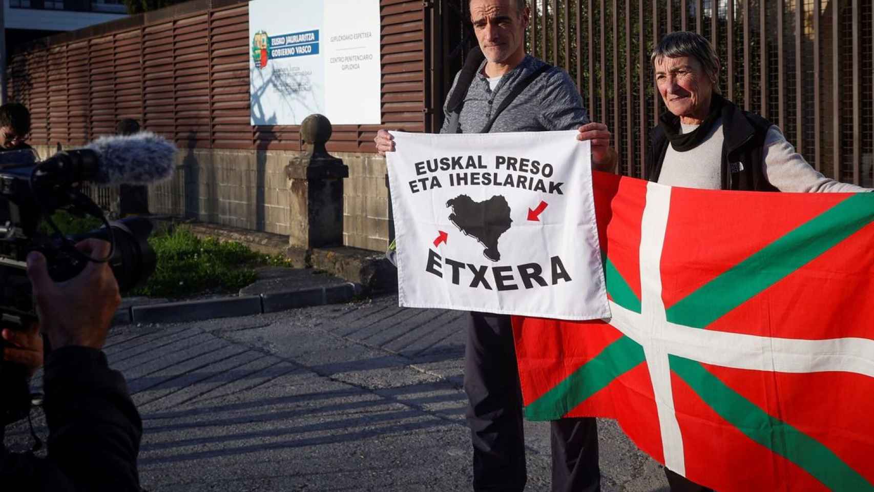 El expreso de ETA Xabier Atristain a su salida de la prisin de Martutene. / EFE