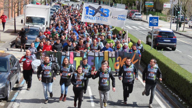 La Korrika a su paso por Pamplona con Arkaitz Rodríguez a la cabeza. / @covitePV