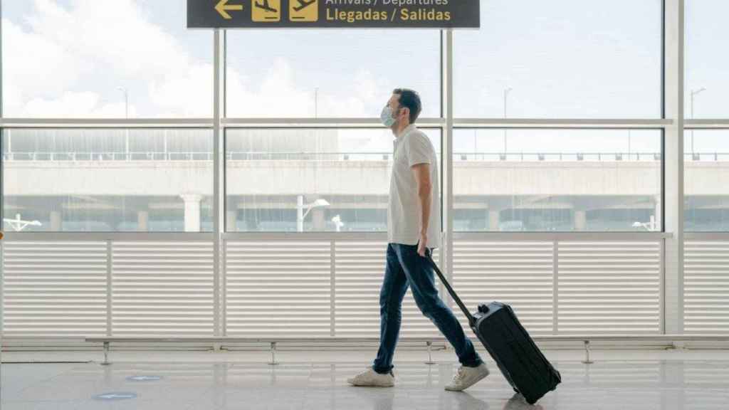 Un turista en el aeropuerto / EP