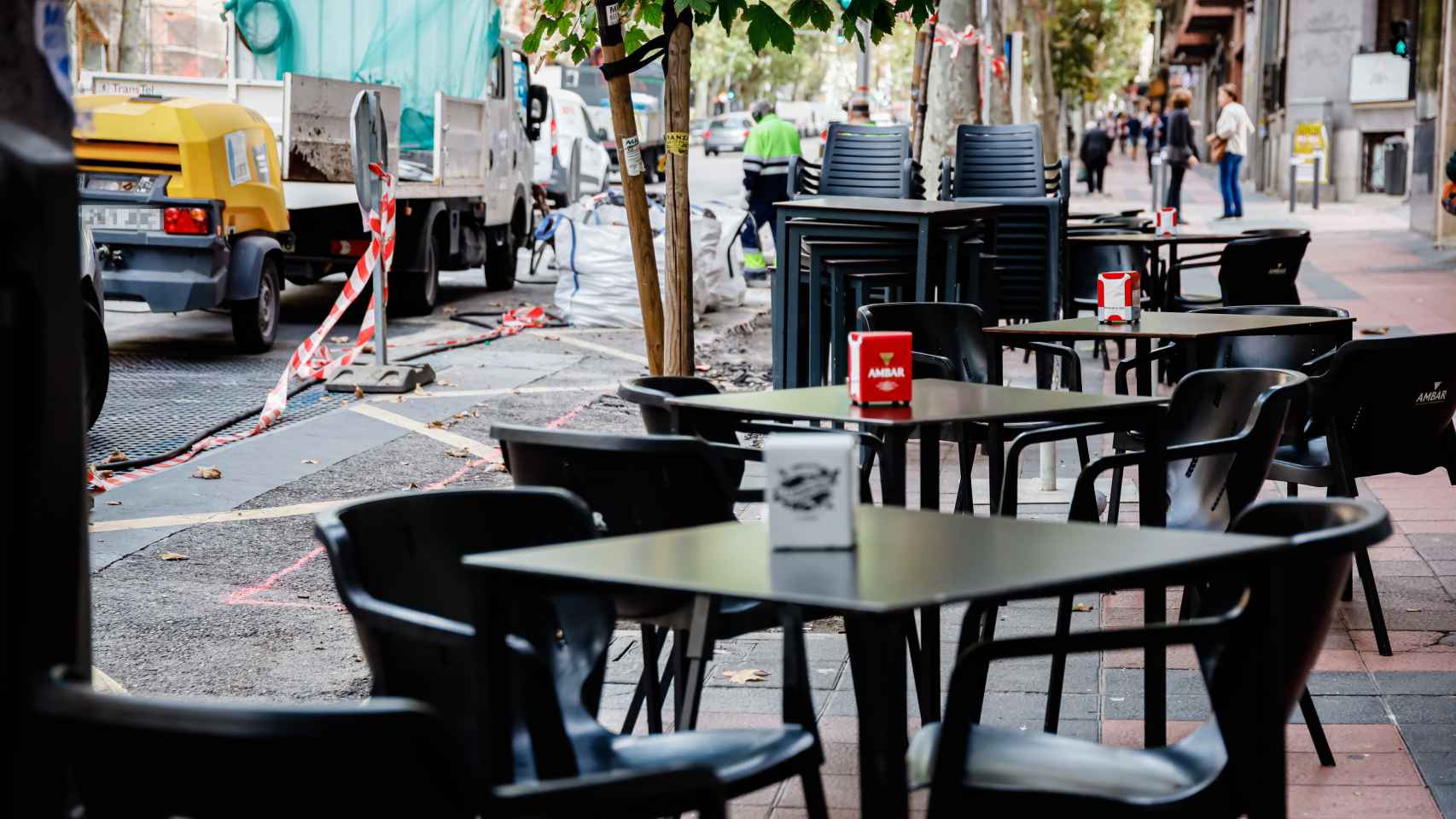 Varias sillas en un bar de Euskadi./ EuropaPress