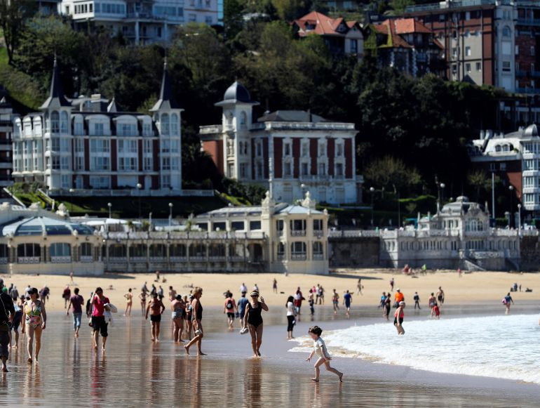 Turistas en la playa de La Concha de San Sebastián. / EFE