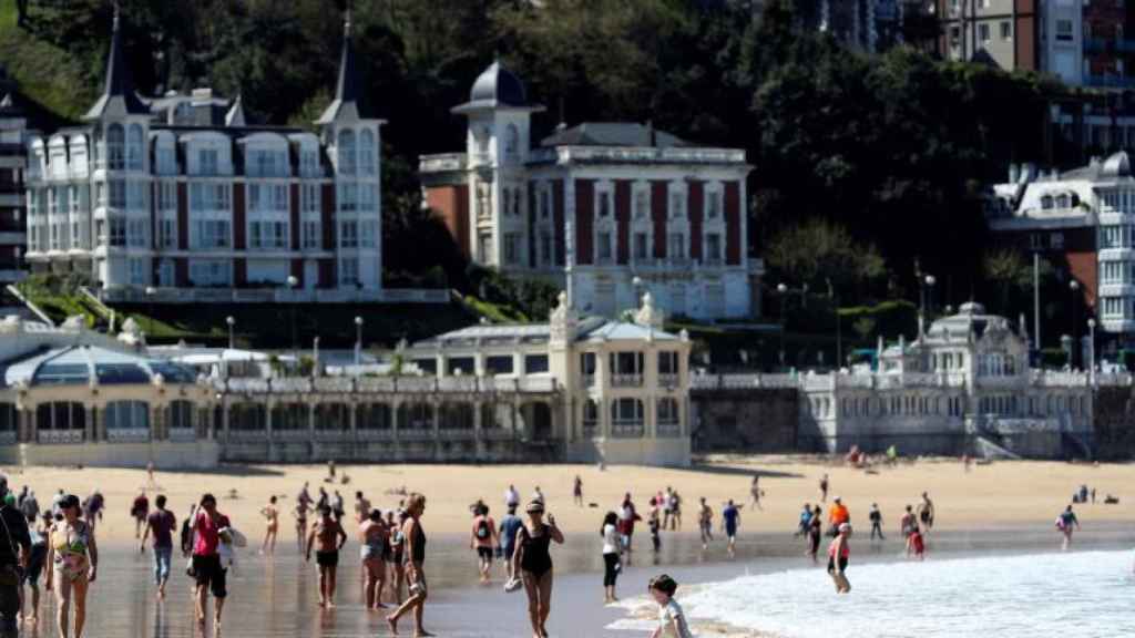 Turistas en la playa de La Concha de San Sebastin. / EFE