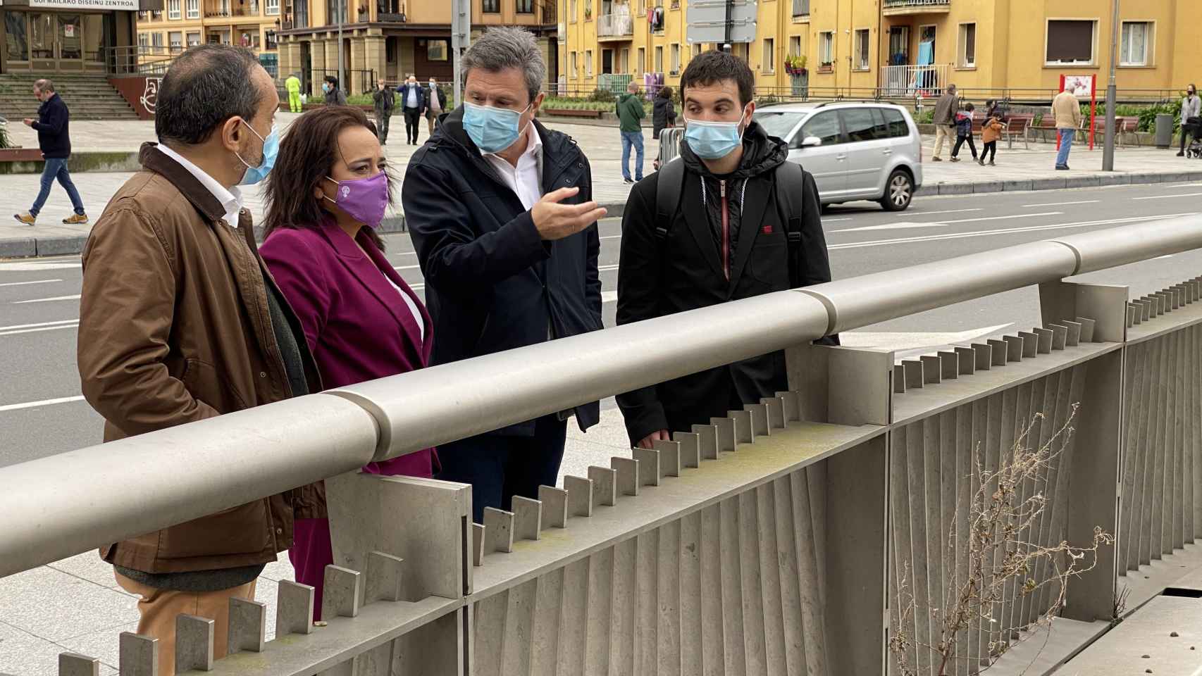 El alcalde de Irun, Jos Antonio Santano, junto al portavoz de Podemos y vicealcalde, David Nuo y la diputada guipuzcoana de movilidad, Rafaela Romero / Diputacin Foral de Gipuzkoa