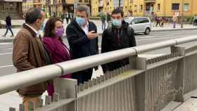 El alcalde de Irun, Jos Antonio Santano, junto al portavoz de Podemos y vicealcalde, David Nuo y la diputada guipuzcoana de movilidad, Rafaela Romero / Diputacin Foral de Gipuzkoa