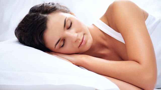Una mujer duerme plcidamente. El insomnio afecta a la salud / QUIRNSALUD