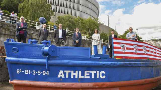 El alcalde de Bilbao, Juan Mari Aburto, la diputada foral de Euskera, Cultura y Deporte, Lorea Bilbao; y el presidente del Athletic, Aitor Elizegi, en la gabarra. /ATH