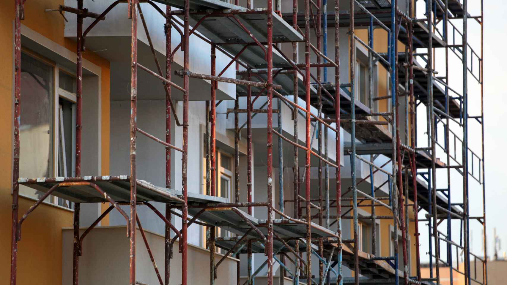 Tres trabajadores resultan heridos tras caerse de un andamio en un edificio de Durango / Getty Images