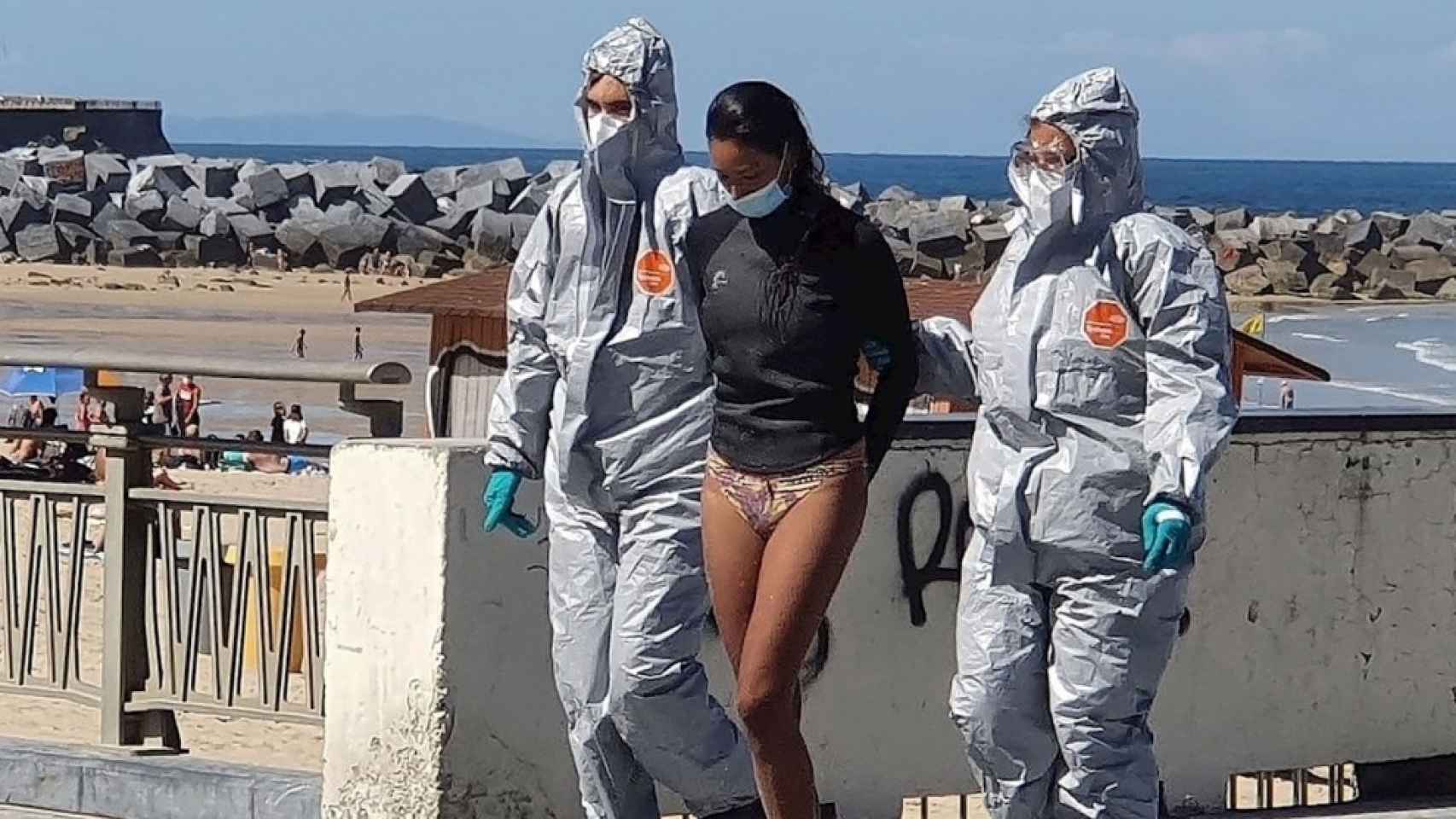 Surfista detenida en la playa de Zurriola./ EFE-Gorka Estrada