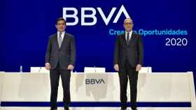 El presidente del BBVA, Carlos Torres (izq.), y el consejero delegado, Onur Gen / EP