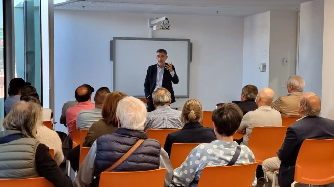 Iñaki Arechabaleta, candidato a la presidencia del Athletic, en un encuentro con socios / CV