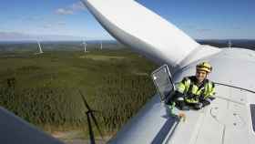 Un operario en lo alto de un aerogenerador de un parque elico de Statkraft / Statkraft