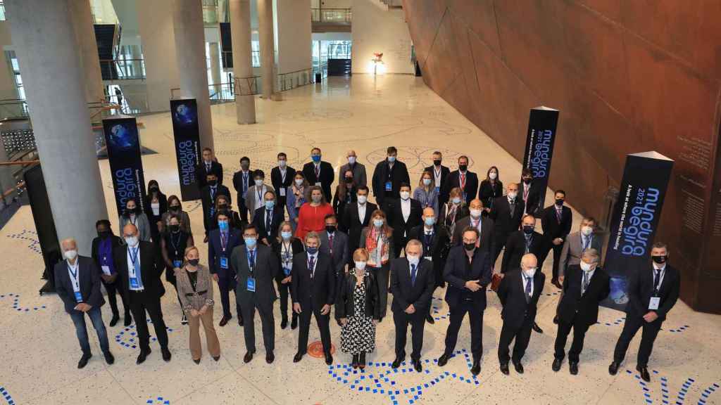 Foto de familia de los participantes en la jornada Mundura Begira. / Irekia