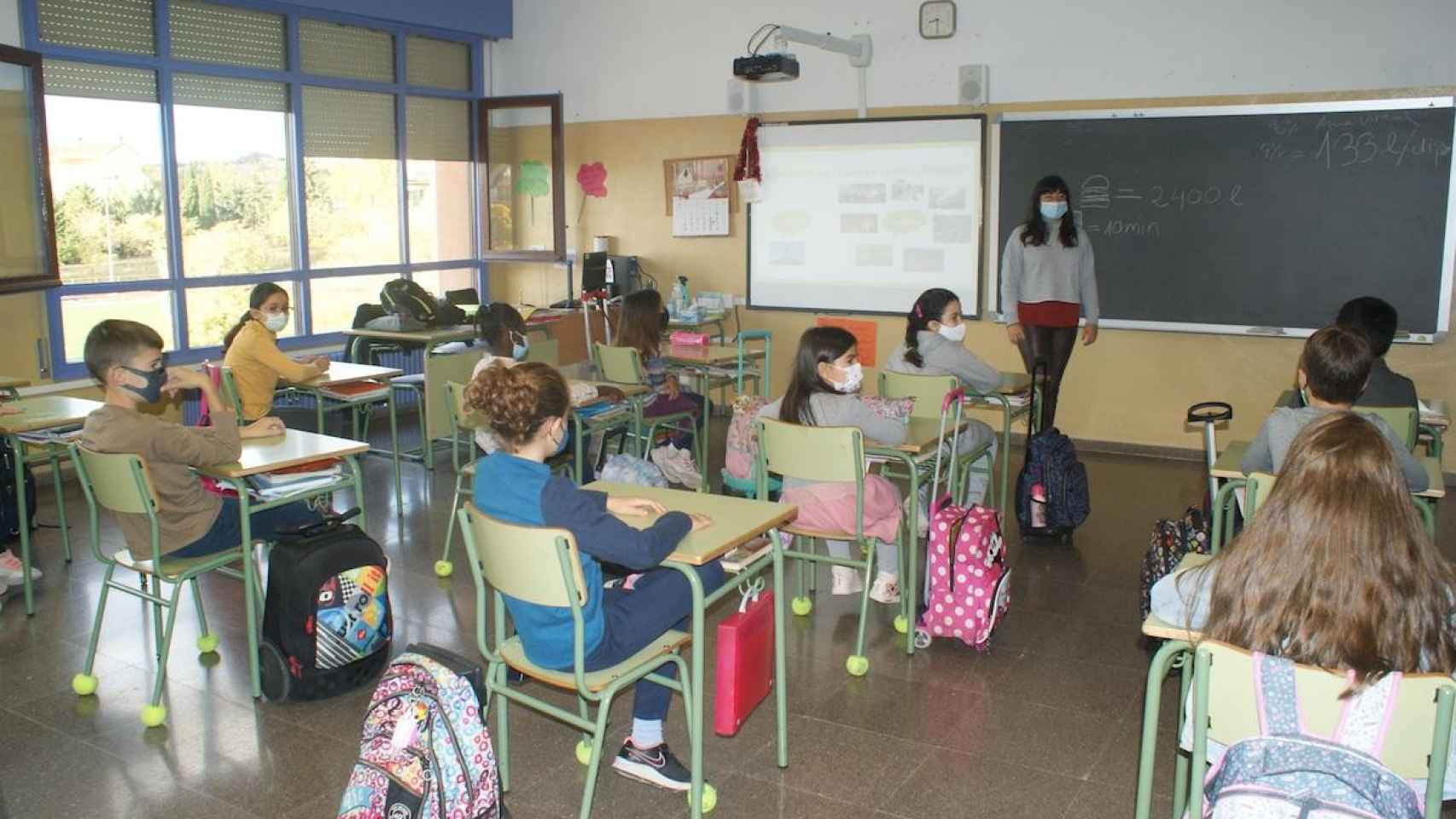 Alumnos en una clase de primaria / EP