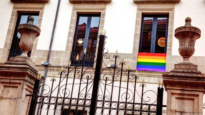 El Parlamento vasco exhibe la bandera LGBT en su fachada. / Parlamento vasco