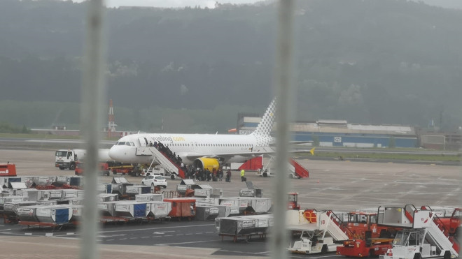 Avión en el aeropuerto de Loiu. / EP