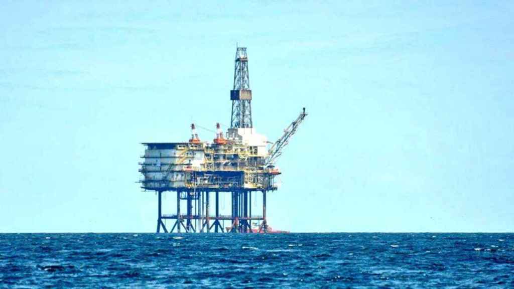 plataforma la gaviota frente a la costa de bermeo 1