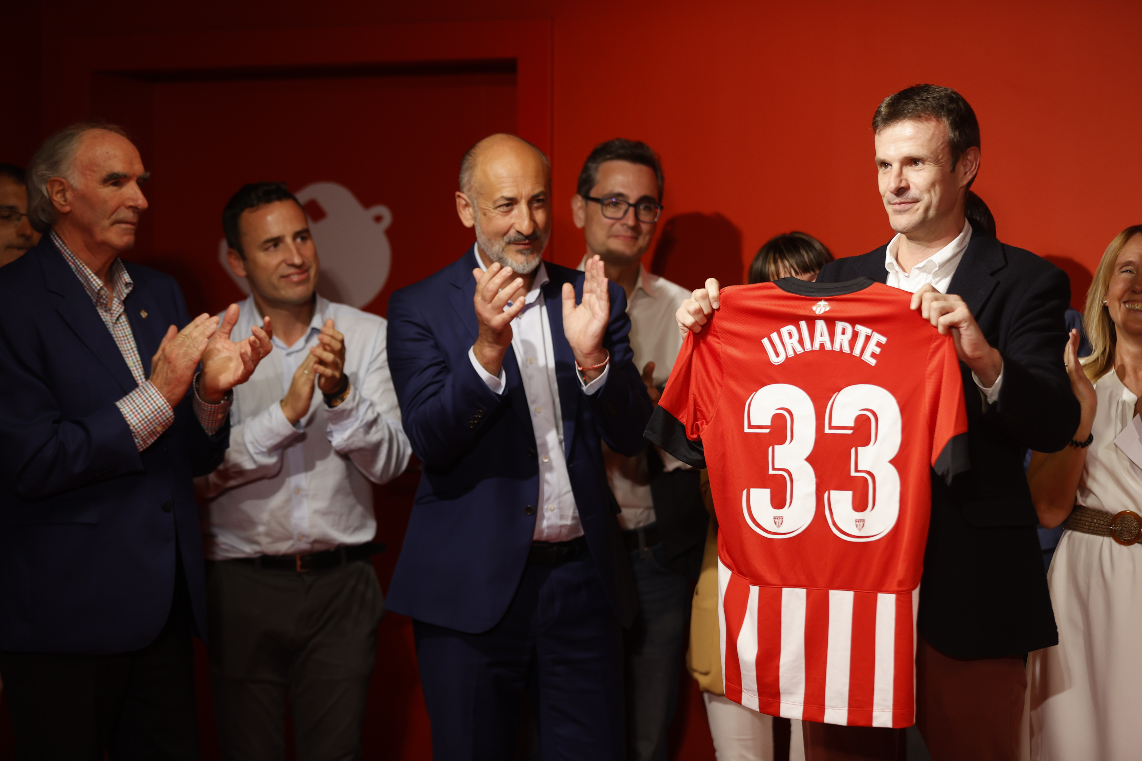 El presidente saliente, Aitor Elizegi, aplaude al que ya es el 33º presidente del Athletic, Jon Uriarte / Luis Tejido (EFE)