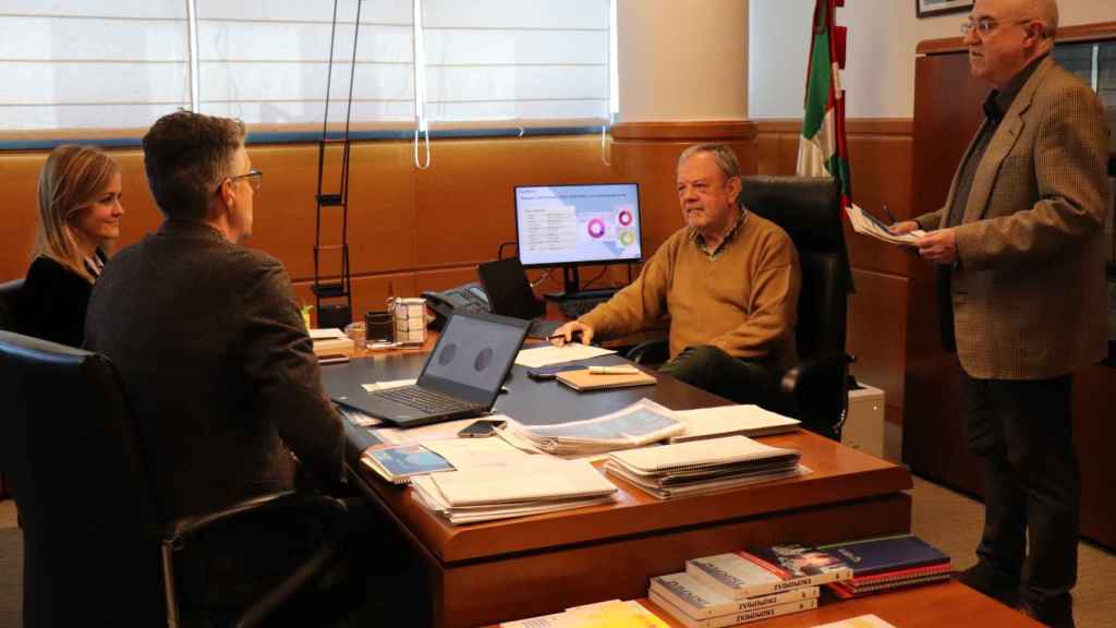 El consejero de Economa y Hacienda, Pedro Azpiazu, junto a miembros del Departamento. / Irekia