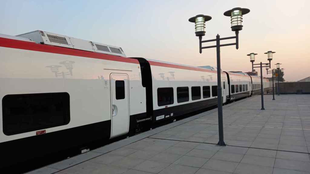 Los trenes de Talgo, en una estación egipcia / Talgo