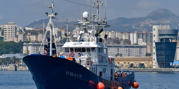 El barco Aita Mari entrando al puerto de Ceuta. /EFE