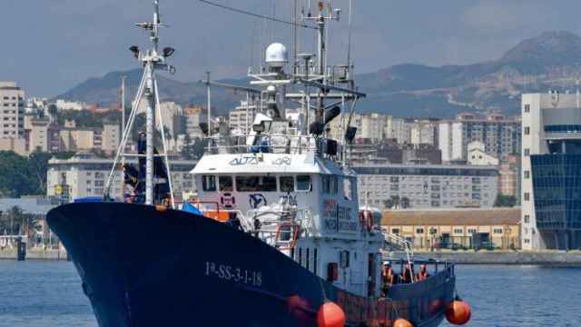 El barco Aita Mari entrando al puerto de Ceuta. /EFE