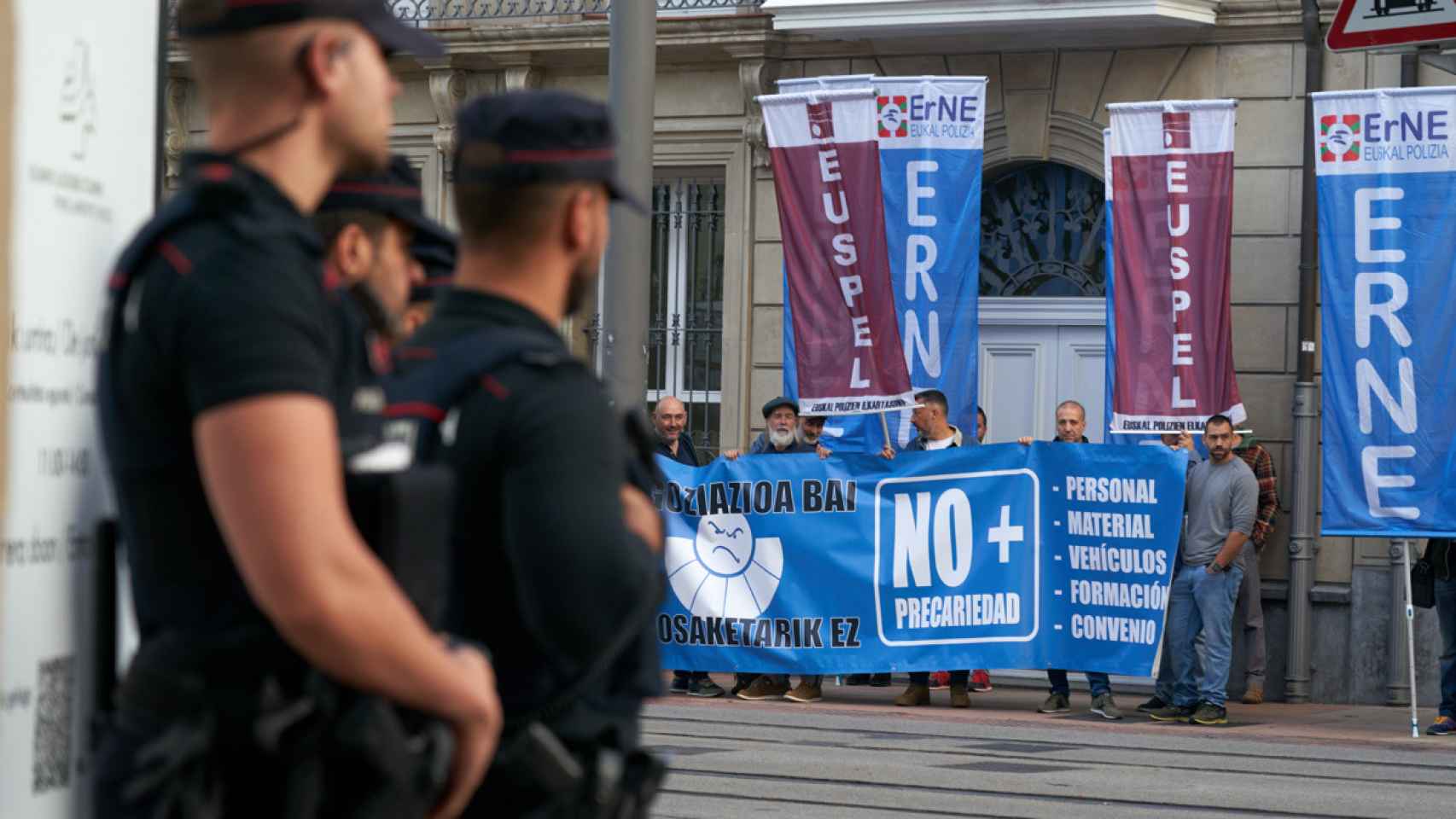 Concentracin de ErNE y EUSPEL este jueves en Vitoria. / EFE