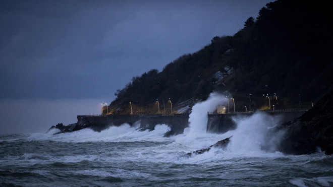 Vista del oleaje este miércoles en la playa de La Zurriola de San Sebastián ./EFE