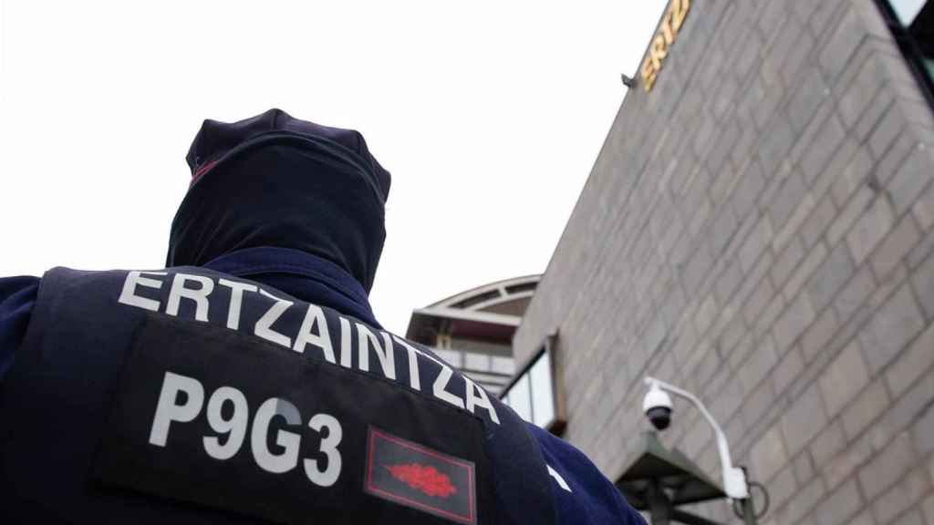 Agente de la Ertzaintza frente a la comisara del barrio del Antiguo, en San Sebastin / CV