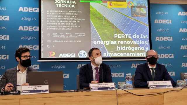 El director del IDAE, Joan Groizard (izqda) junto al delegado del Gobierno, Denis Itxaso (centro) y el diputado guipuzcoano de Medio Ambiente, Jos Ignacio Asensio (dcha) / Delegacin del Gobierno