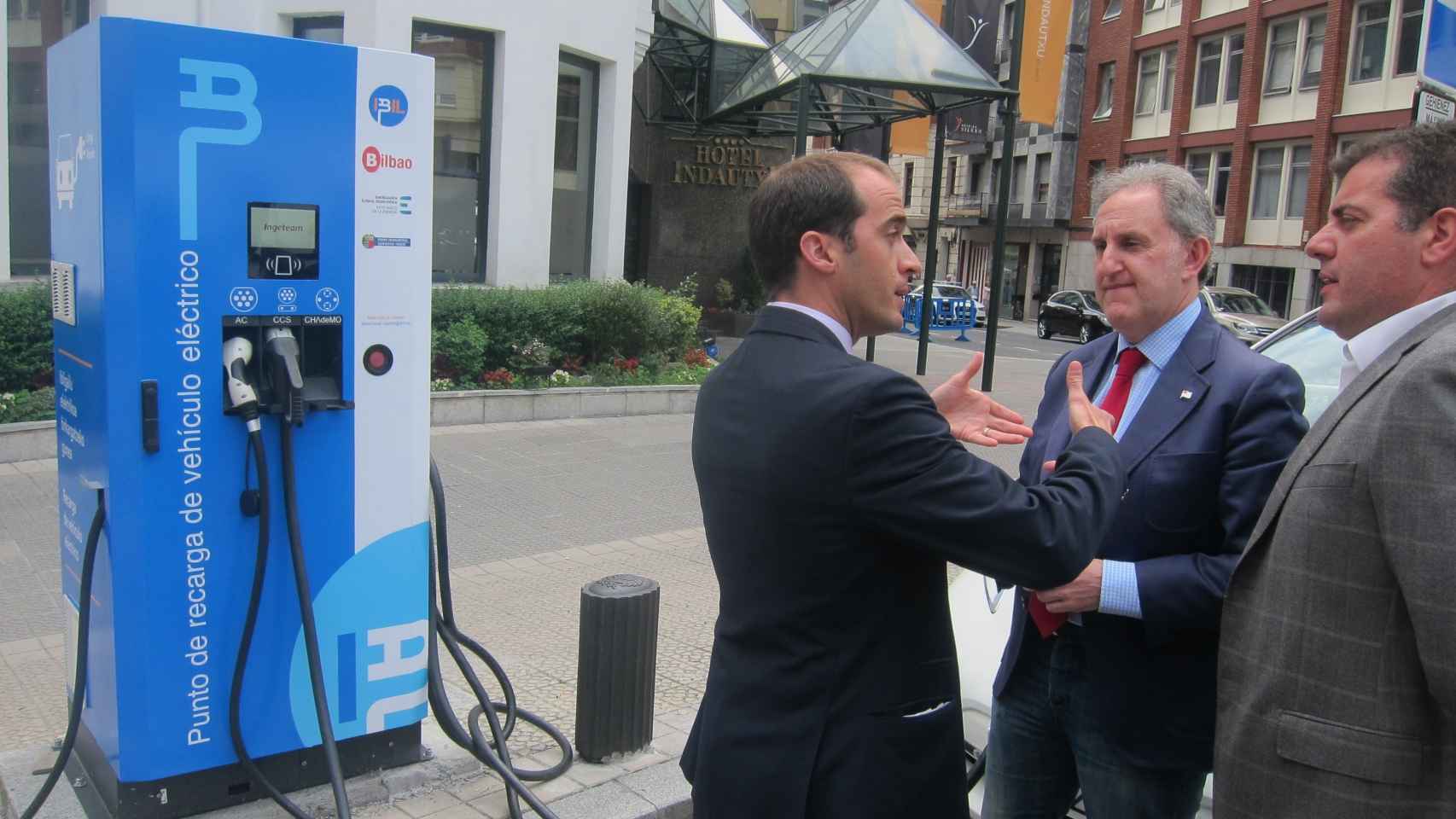 Inauguracin de un punto de recarga para coche elctrico en Bilbao. / EP