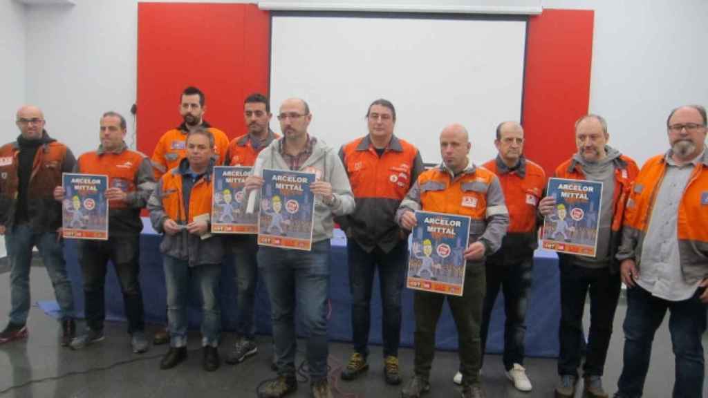 Los sindicatos LAB, ESK, CGT y CSI en Arcelor Mittal durante una rueda de prensa para anunciar acciones en contra del ERTE de 2019.