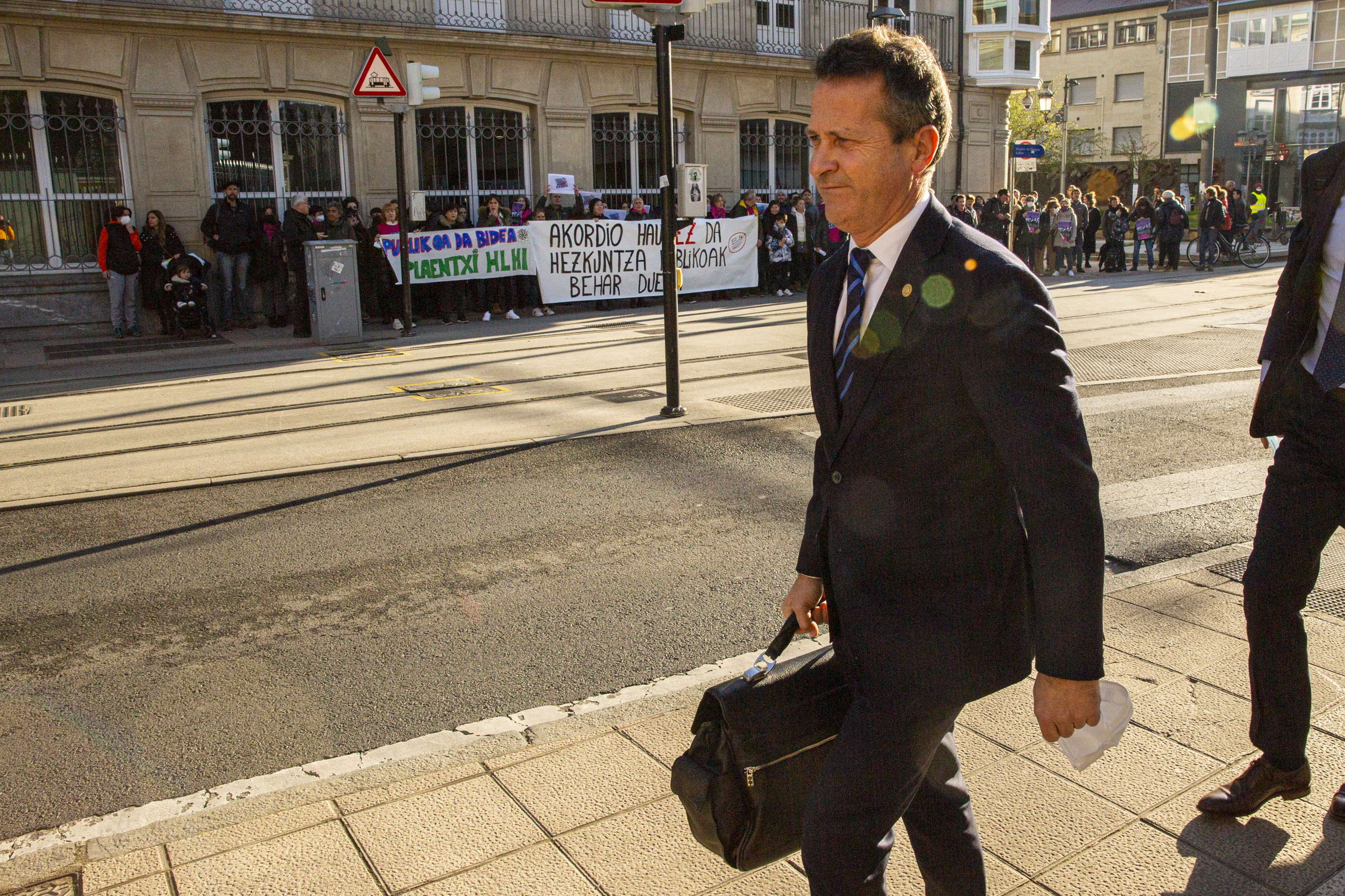 El consejero Bildarratz, a su llegada al Parlamento vasco mientras se desarrollaba la protesta de Steilas / EFE