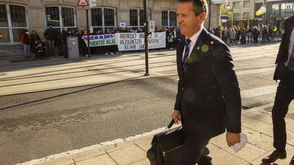 El consejero Bildarratz, a su llegada al Parlamento vasco mientras se desarrollaba la protesta de Steilas / EFE