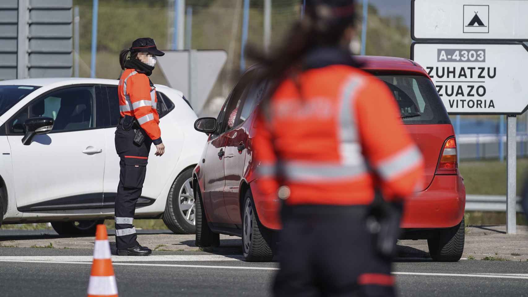 Dos agentes de la Ertzaintza en un control de trfico