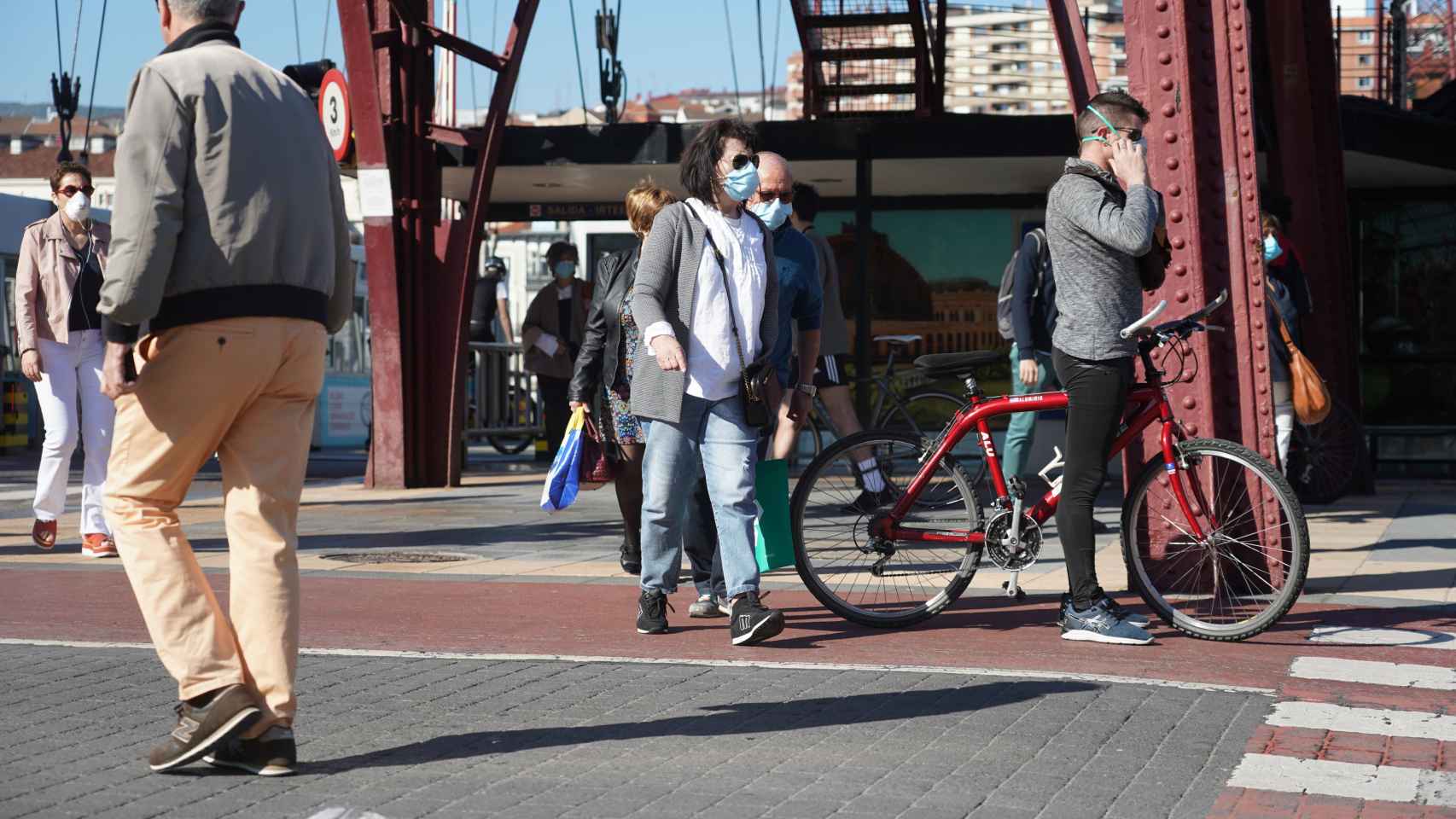 Varias personas tras cruzar el Puente de Vizcaya en Bilbao. / EP