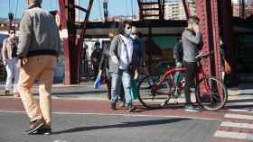 Varias personas tras cruzar el Puente de Vizcaya en Bilbao. / EP