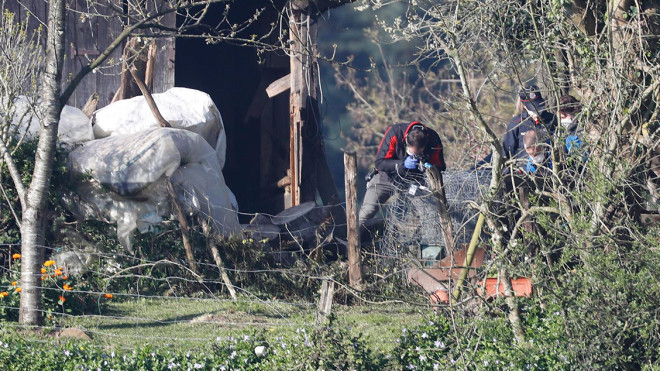 Los investigadores toman pruebas en el incendio del caserío de Okondo / EFE