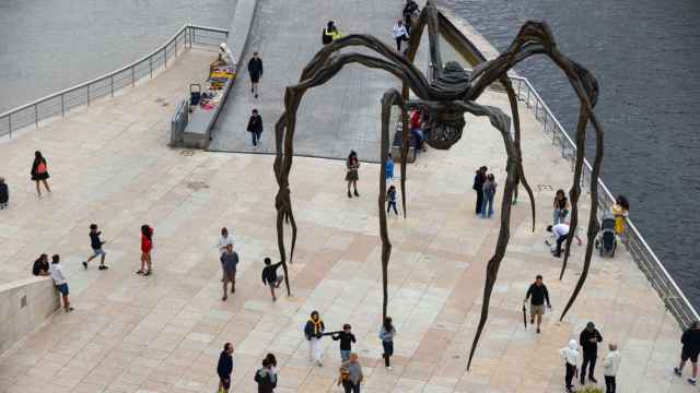 Turistas en el museo Guggenheim de Bilbao. / EFE