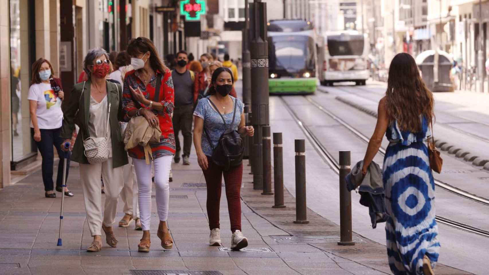 Varias personas pasean con mascarilla por Vitoria. / EP