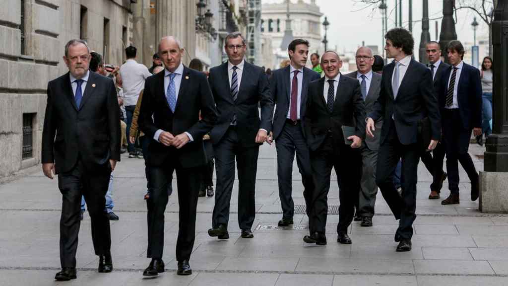 El consejero Pedro Azpiazu, con Josu Erkoreka y los diputados generales antes de una reunión / EP