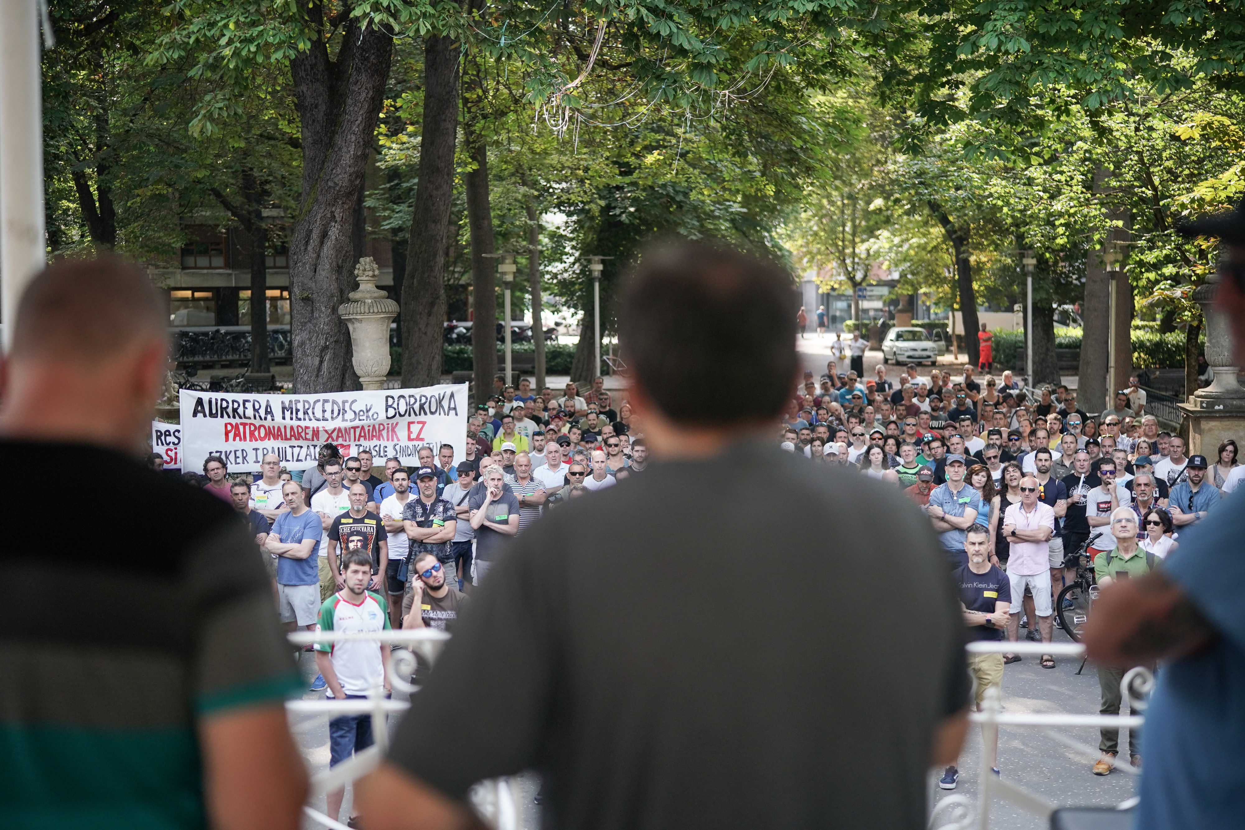 Asamblea de trabajadores durante el noveno día de huelga en Mercedes Vitoria / EP