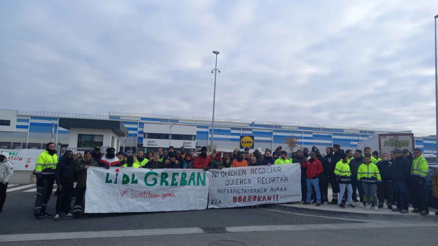 Plantilla de la plataforma logstica de Lidl en Nanclares, durante las jornadas de huelga / Lidl Borrokan