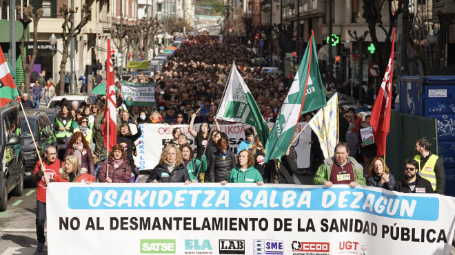 Varias personas se manifiestan para denunciar la situación del servicio de salud público vasco, el 25 de febrero de 2023, en Bilbao / Europa Press