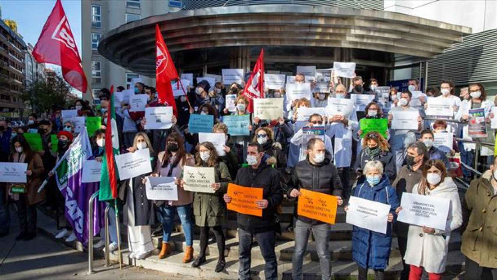 Concentracin del personal sanitario ante el ambulatorio Olagubel de Vitoria/EFE