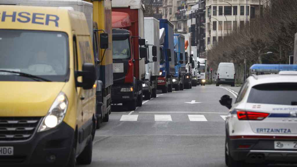 Transportistas durante las movilizaciones en San Sebastin / EFE