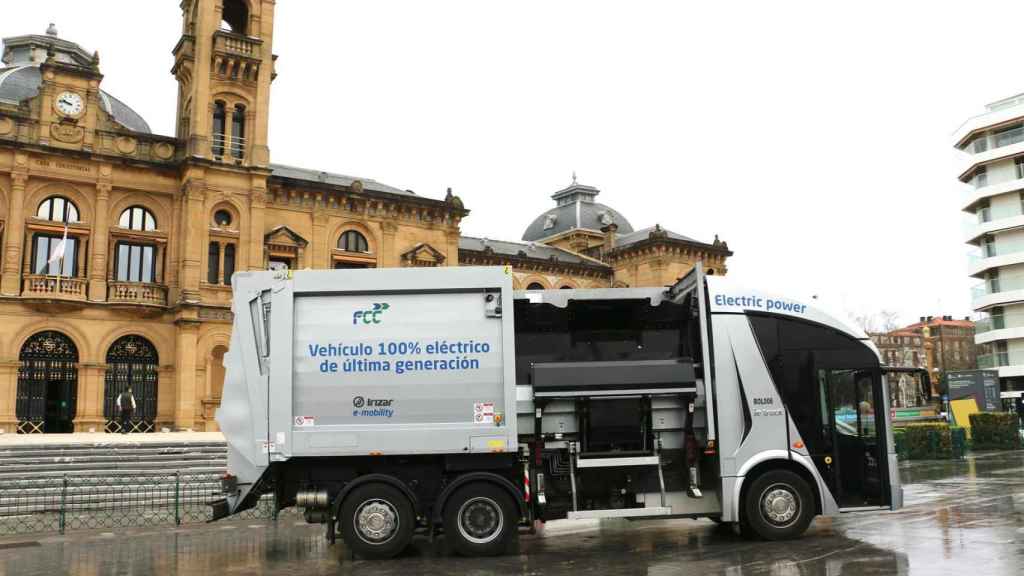 Camin elctrico de Irizar para recogida de basura en San Sebastin. / Ayuntamiento de San Sebastin