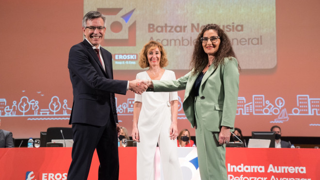 Rosa Carabel estrecha la mano de Agustín Markaide en la asamblea del relevo al frente de Eroski / Eroski