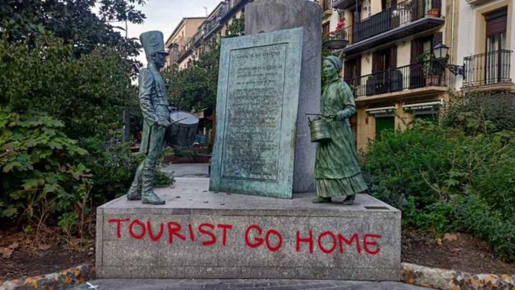 La escultura dedicada a Raimundo Sarriegi sufre una pintada en contra del turismo / SOCIALISTAS DONOSTIA