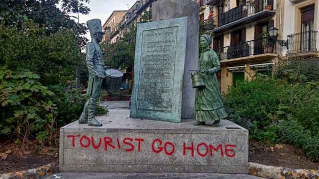 La escultura dedicada a Raimundo Sarriegi sufre una pintada en contra del turismo / Socialistas Donostia