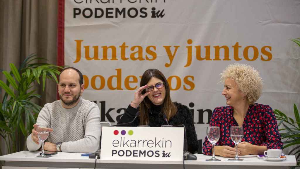 La portavoz parlamentaria de Elkarrekin Podemos-IU, Miren Gorrotxategi junto con los parlamentarios de esta coalicin Iigo Martnez e Isabel Gonzlez / David Aguilar (EFE)